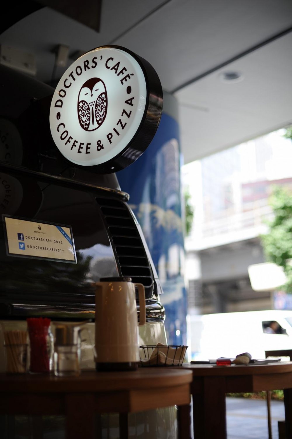 Doctor&#39;s Cafe ร้านกาแฟเคลื่อนที่ได้ บนรถแวน ในยูระคุโช