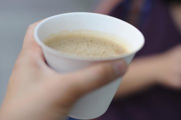 <p>Кофе можно взять собой или выпить рядом с мобильным кафе</p>