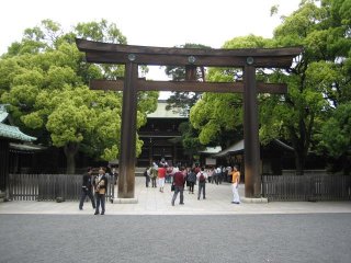 Lối vào đền được đánh dấu bởi một cánh cổng torii khổng lồ khác. 