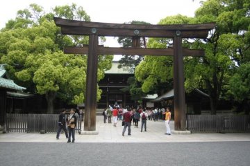 <p>The shrine entrance itself is marked by another impressive torii.</p>