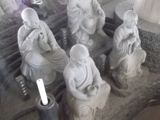 Patung-patung dari dalam bangunan gerbang