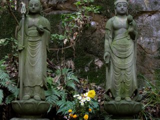 Những pho tượng Phật gần thác nước