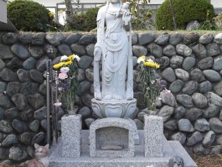 A statue at the pet cemetery