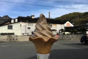 Une glace à la sauce soja de l'usine historique De Marukin shoyu