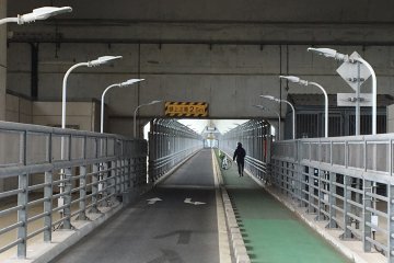 Innoshima Bridge is the only bridge where cyclists and pedestrians go under the motorway instead of sharing the road.