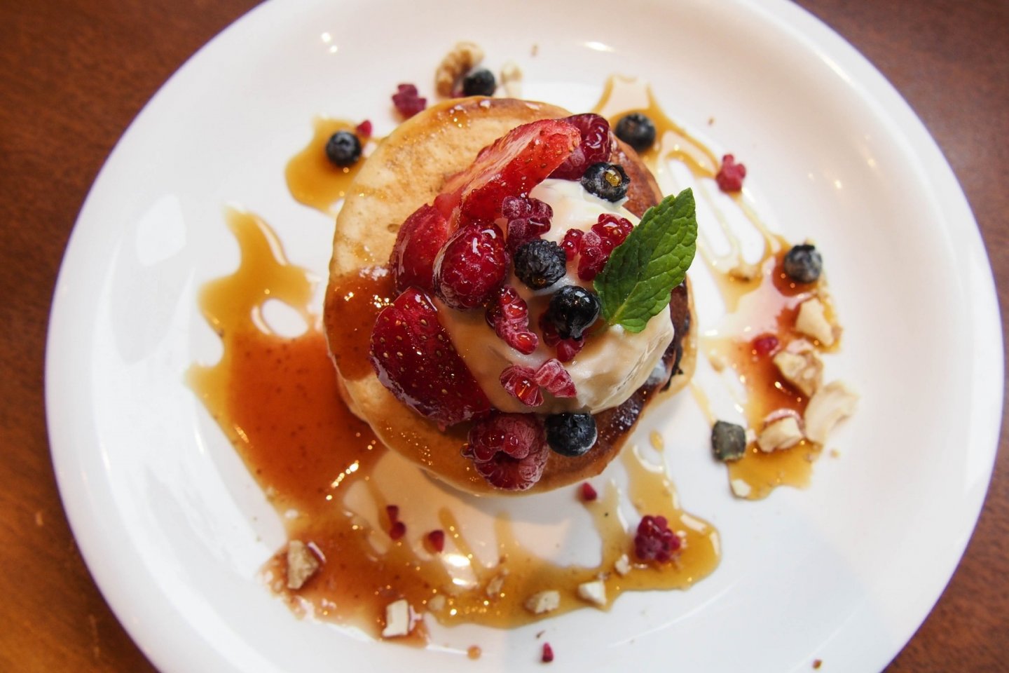 Pancake dengan toping Ice Cream dan Strawberry di Mumokuteki Cafe and Foods