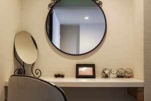 Les dortoirs réservés aux femmes disposent de nombreux espaces équipés de miroirs