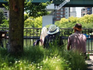 Một cặp đôi đang trò chuyện khi nhìn ra sông Okawa