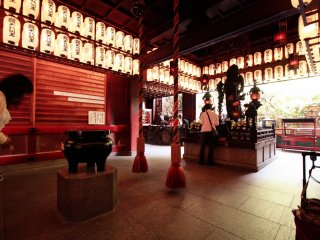 Trong điện Ichigandou, những người phụ nữ đi vòng tròn lặp đi lặp lại như một phần của nghi thức cúng bái 