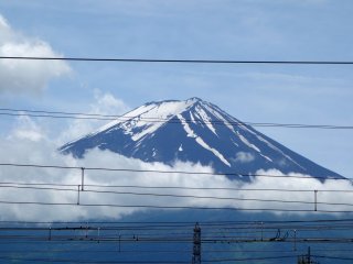 Dây điện nối núi Phú Sĩ san sát nhau