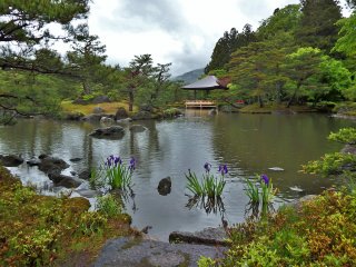 Sang pemilik, Genji Tamane, melakukan penelitian ke taman-taman di seluruh penjuru Jepang selama 3 tahun sebelum membuka Jorakuen