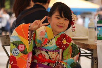 Una niña con la vestimenta tradicional.
