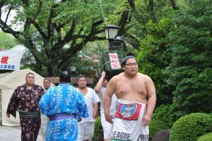 Vous pouvez même voir des lutteurs sumo dans des tenues décontractées