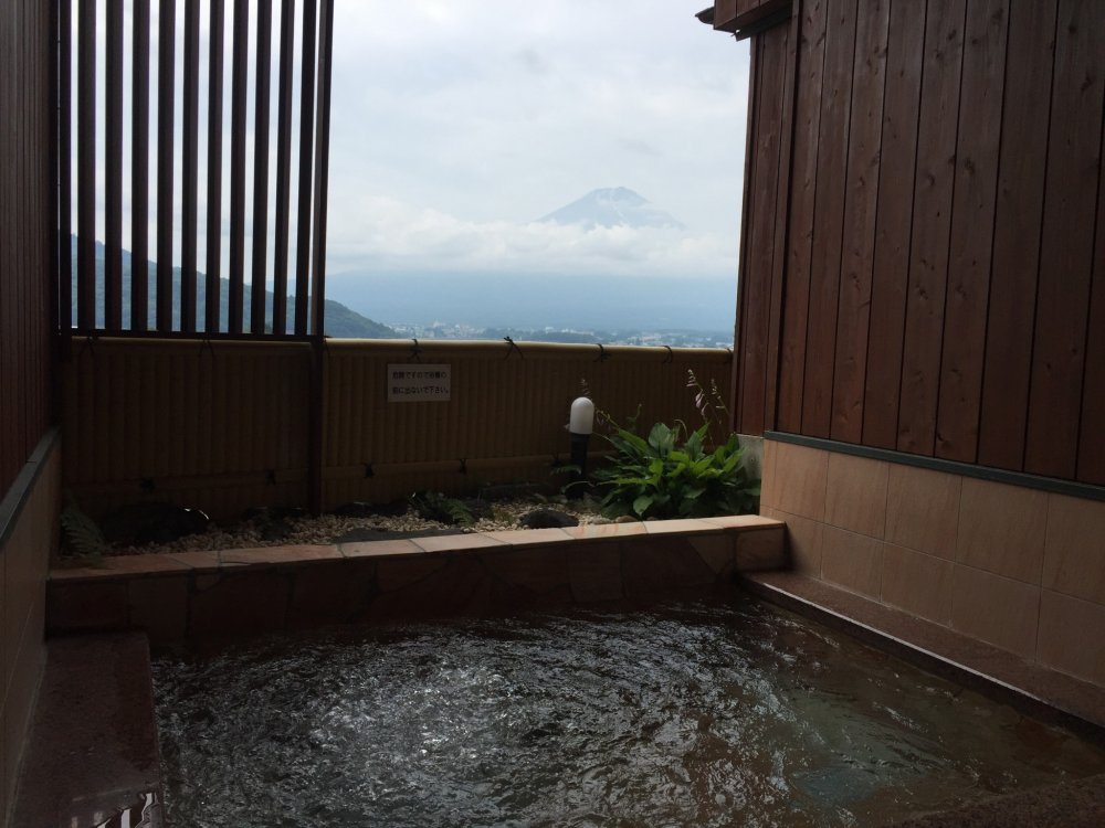 Le onsen extérieur avec la vue sur le Mont Fuji