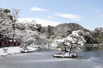 The surrounding scenery laden with snow around Kinkakuji is just beautiful