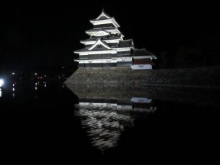 Замок Мацумото с ночным освещением