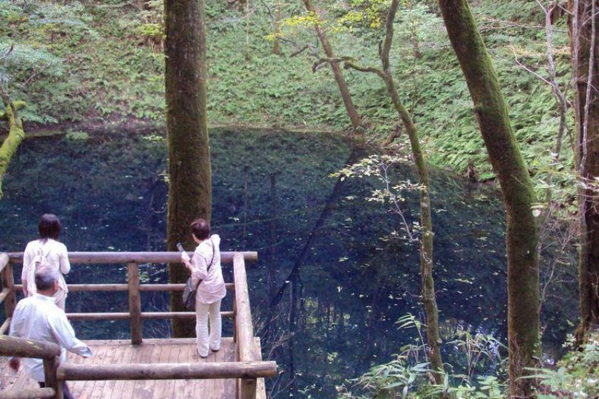 Vue sur Ao-ike, l'« étang Bleu », depuis la plate-forme d'observation