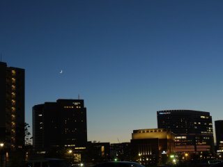 Bulan di atas Washington Hotel