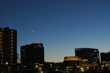 พระจันทร์ลอยเด่นเหนือโรงแรม Washington 