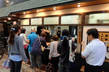 The line in front of the yakitori shop 'Toriyu'