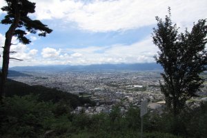 Захватывающая перспектива города Мацумото на фоне японских Альп