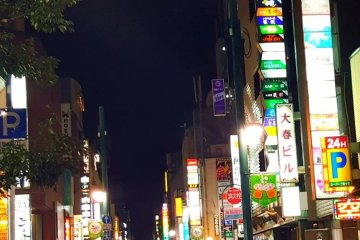 霓虹燈讓整個街道變得五光十色