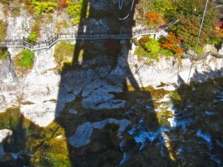 Nhìn xuống dòng sông Tonegawa từ cầu nhảy bungee