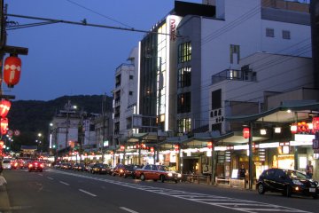 С наступлением темноты Киото сияет иллюминацией магазинов