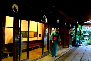 A l'entrée, une serveuse en kimono vous attendra, prête à vous guider vers la salle où vous vous restaurerez.