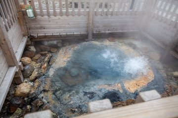 Steaming hot geyser of Tessen (iron spring) Pond
