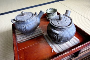 Керамические чайники и чашки