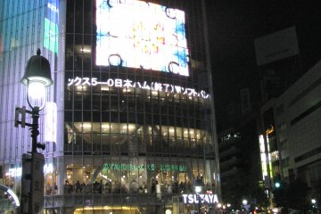 Большой экран над магазином TSUTAYA