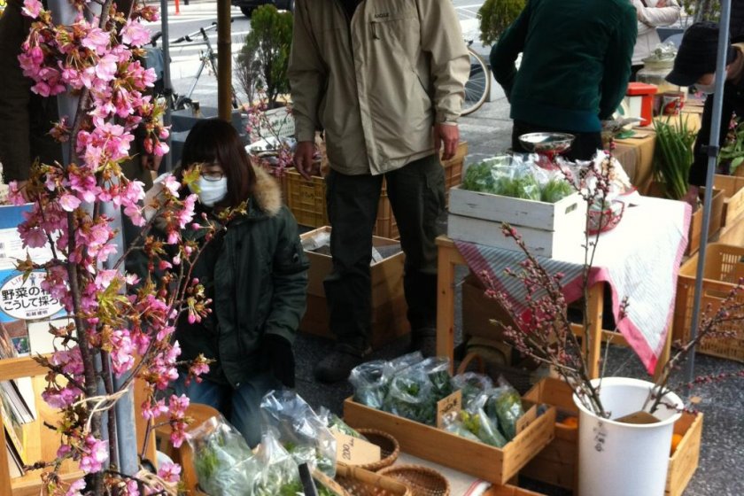 Salah satu dari banyak kios semarak di Pasar Petani Nara