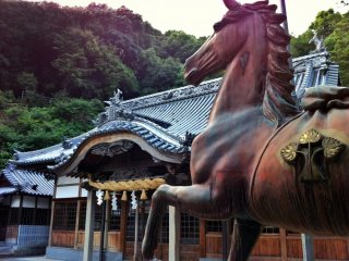 Một con ngựa bằng đồng tuyệt đẹp trang hoàng thêm cho khuôn viên đền
