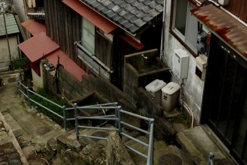 Get lost in the small alleys of Saikazaki