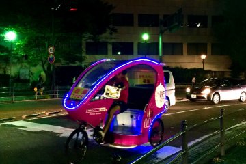 รถจักรยาน Cyclopolitain taxi ที่มีแสงสีสดสวย