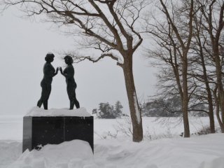 Bức tượng thiếu nữ gần hồ Towada
