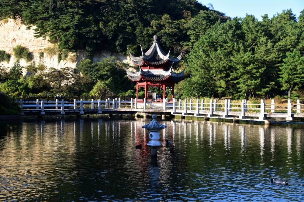 上海横浜友好園の中央に建つ「湖心亭」