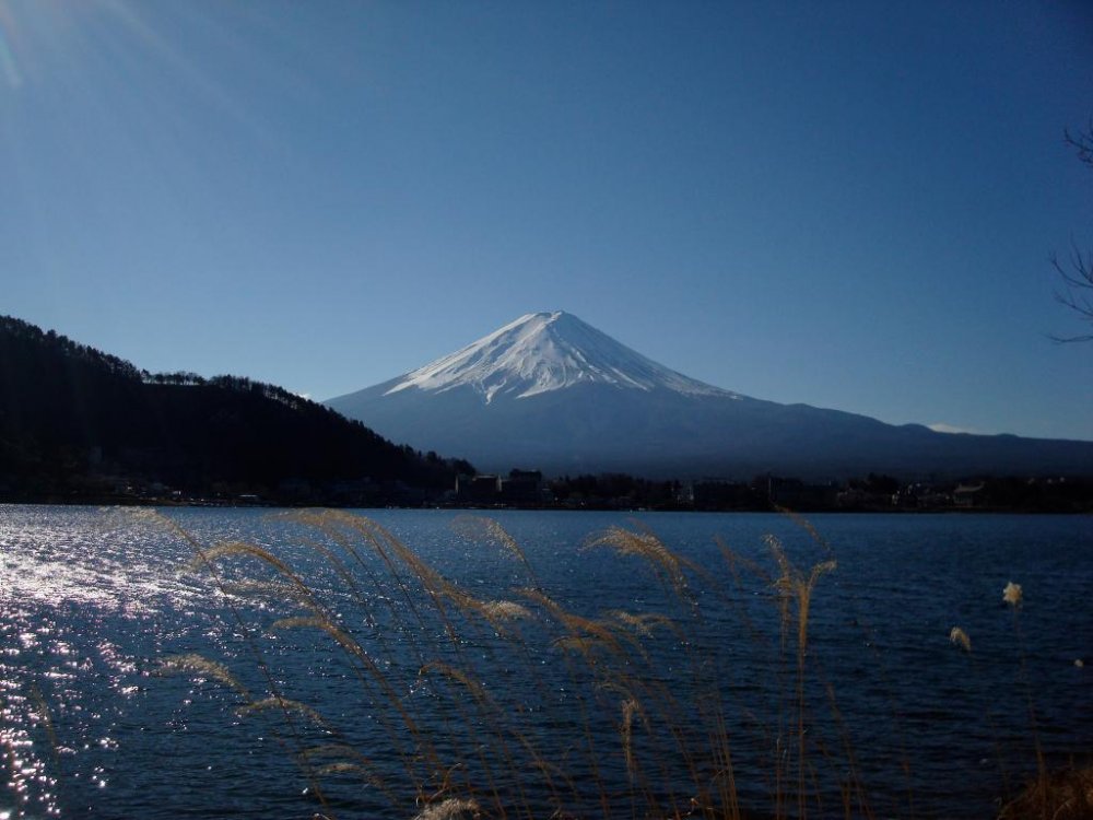 ทะเลสาบคะวกุชิโกะอันงดงามพร้อมฉากหลังภูเขาฟูจิ