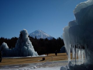 รูปแกะสลักน้ำแข็งที่สวนโมริในสวนนกของทะเลสาบไซโกะ