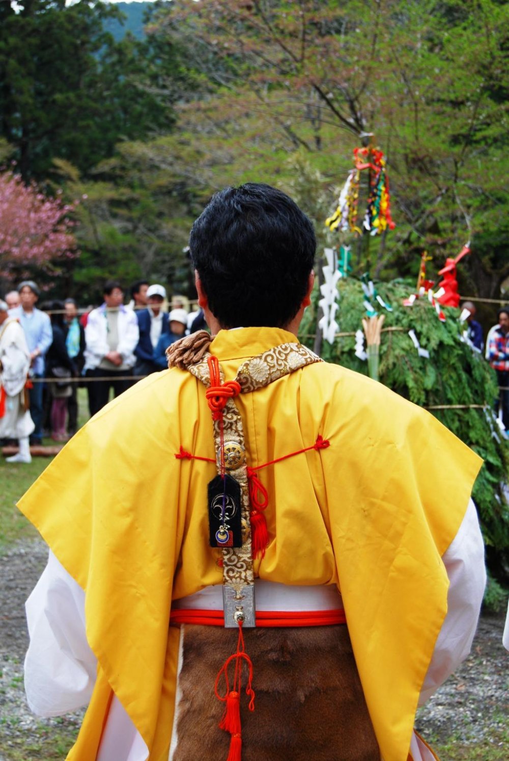 Một linh mục núi yamabushi được trang hoàng trong trang phục điển hình