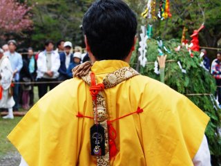 Một linh mục núi yamabushi được trang hoàng trong trang phục điển hình