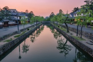 Melihat ke bawah kanal Kurashiki dari Bikan Quarter yang bersejarah