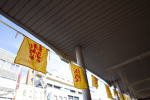Les décorations festivalières situées à l'extérieur de la Gare de Nishi-Hachioji : suivez-les pour rejoindre la rue principale