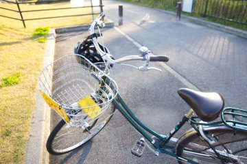 The coloured tag is kept in your basket and returned to the rental place with your bicycle and helmet