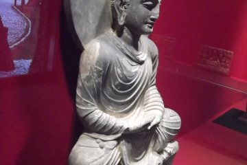 A statue in the gallery at Nakatsu Bansho-en