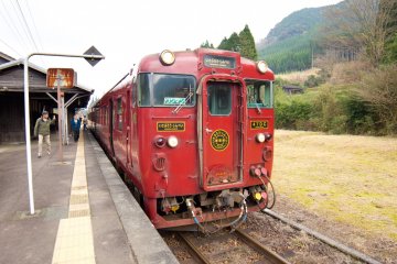 구마모토에서 요시마쓰로 가는 이사부로 신페이 열차