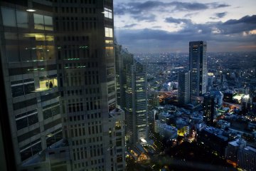 도쿄의 가장 높은 빌딩의 클로즈업 