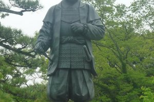 岡崎城内にある、徳川家康の銅像