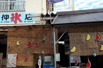 The popular Nakakori-ten kakigori shop is located in Shingu's Teramachi